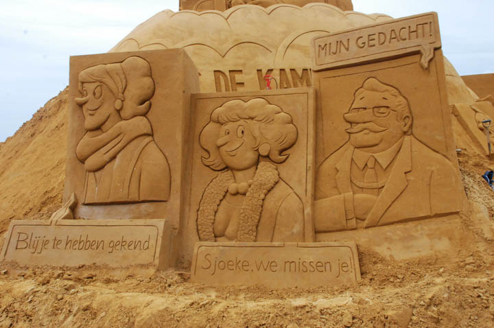 Opbouw Zandsculpturenfestival FC De Kampioenen @ Westende, picture 24, photographed by Peter Minnebo - FrontView Magazine