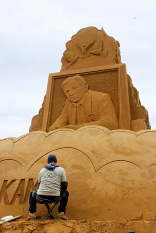 Opbouw Zandsculpturenfestival FC De Kampioenen @ Westende, picture 25, photographed by Peter Minnebo - FrontView Magazine