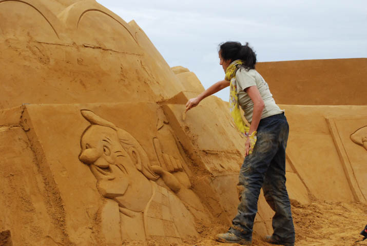 Opbouw Zandsculpturenfestival FC De Kampioenen @ Westende, picture 26, photographed by Peter Minnebo - FrontView Magazine
