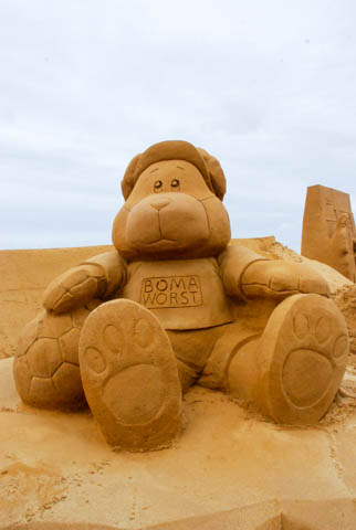 Opbouw Zandsculpturenfestival FC De Kampioenen @ Westende, picture 27, photographed by Peter Minnebo - FrontView Magazine