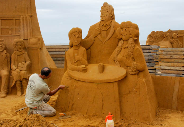 Opbouw Zandsculpturenfestival FC De Kampioenen @ Westende, picture 28, photographed by Peter Minnebo - FrontView Magazine