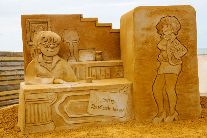 Opbouw Zandsculpturenfestival FC De Kampioenen @ Westende, picture 31, photographed by Peter Minnebo - FrontView Magazine