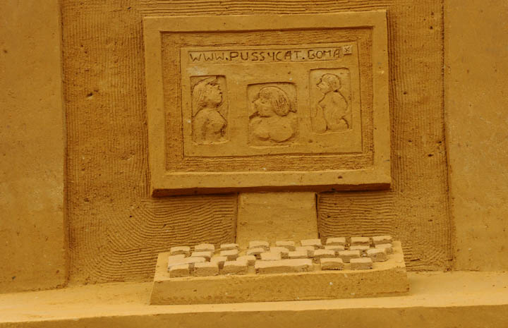 Opbouw Zandsculpturenfestival FC De Kampioenen @ Westende, picture 32, photographed by Peter Minnebo - FrontView Magazine