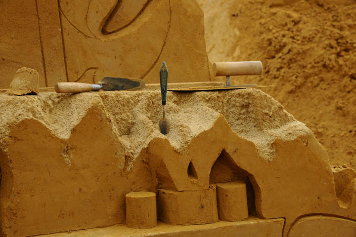Opbouw Zandsculpturenfestival FC De Kampioenen @ Westende, picture 33, photographed by Peter Minnebo - FrontView Magazine