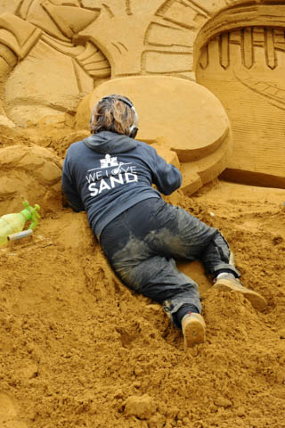 Opbouw Zandsculpturenfestival FC De Kampioenen @ Westende, picture 34, photographed by Peter Minnebo - FrontView Magazine