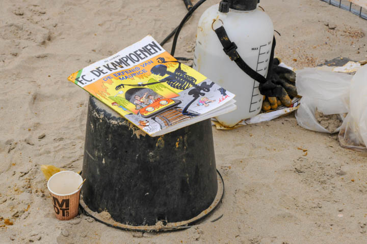 Opbouw Zandsculpturenfestival FC De Kampioenen @ Westende, picture 35, photographed by Peter Minnebo - FrontView Magazine