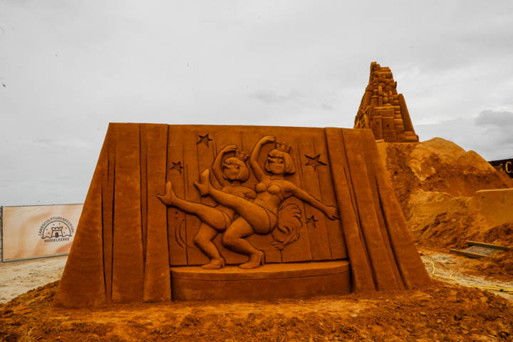 Opbouw Zandsculpturenfestival FC De Kampioenen @ Westende, picture 37, photographed by Peter Minnebo - FrontView Magazine