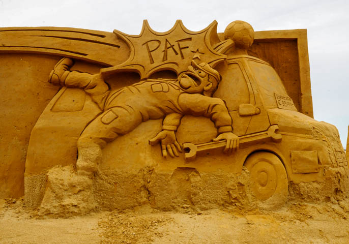 Opbouw Zandsculpturenfestival FC De Kampioenen @ Westende, picture 38, photographed by Peter Minnebo - FrontView Magazine