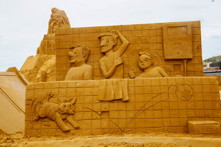 Opbouw Zandsculpturenfestival FC De Kampioenen @ Westende, picture 39, photographed by Peter Minnebo - FrontView Magazine