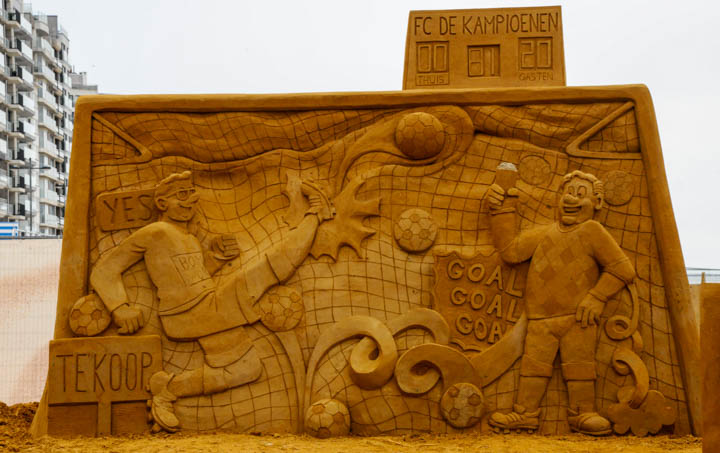 Opbouw Zandsculpturenfestival FC De Kampioenen @ Westende, picture 40, photographed by Peter Minnebo - FrontView Magazine
