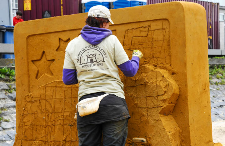 Opbouw Zandsculpturenfestival FC De Kampioenen @ Westende, picture 41, photographed by Peter Minnebo - FrontView Magazine