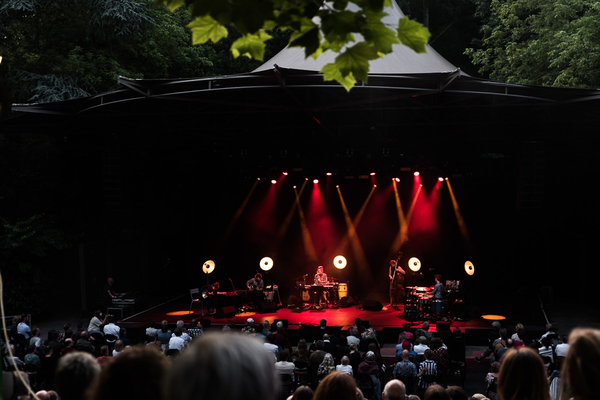Naima Joris & NABOU @ OLT Rivierenhof, picture 4, photographed by Ann Carpentier - FrontView Magazine