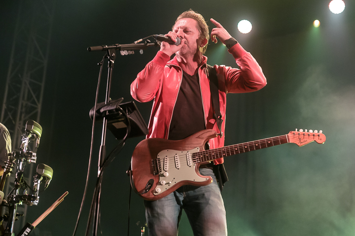 dEUS @ Crammerock, foto 8, foto's door Peter Smet - FrontView Magazine