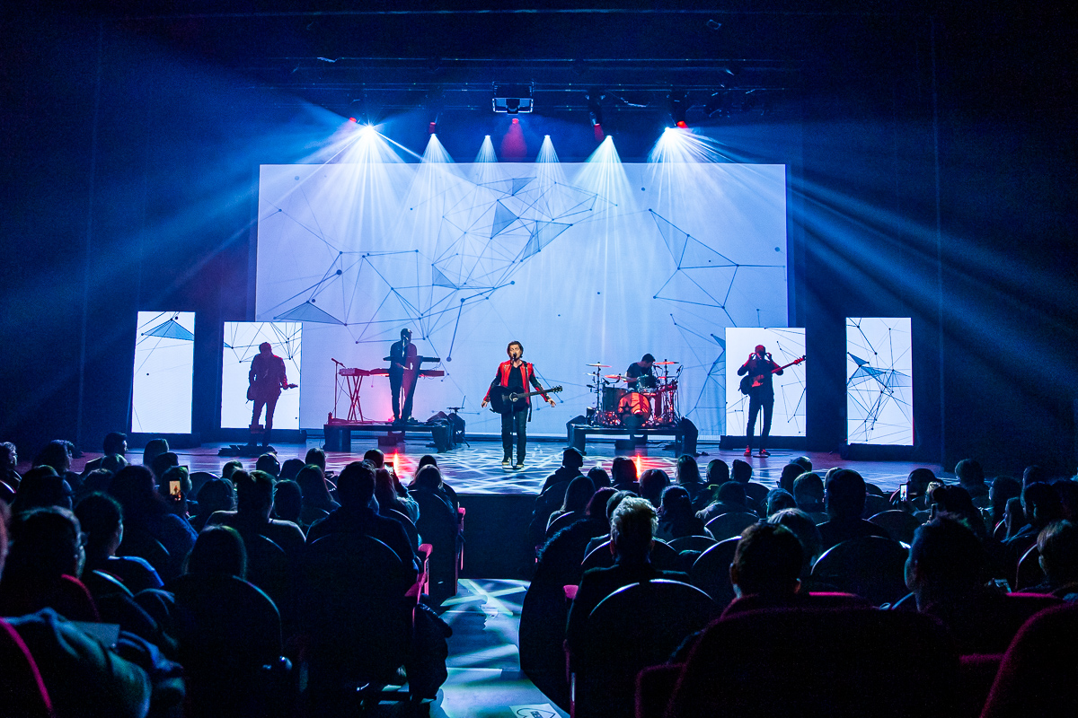 Gene Thomas @ Stadsschouwburg Antwerpen, foto 1, foto's door Dimitri Vanlommel - FrontView Magazine