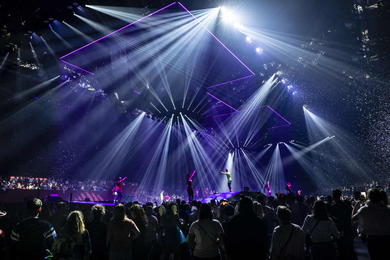 MNM Back To The 90s & Nillies - Sfeer @ Sportpaleis, picture 1, photographed by Sandra Van Watermeulen - FrontView Magazine