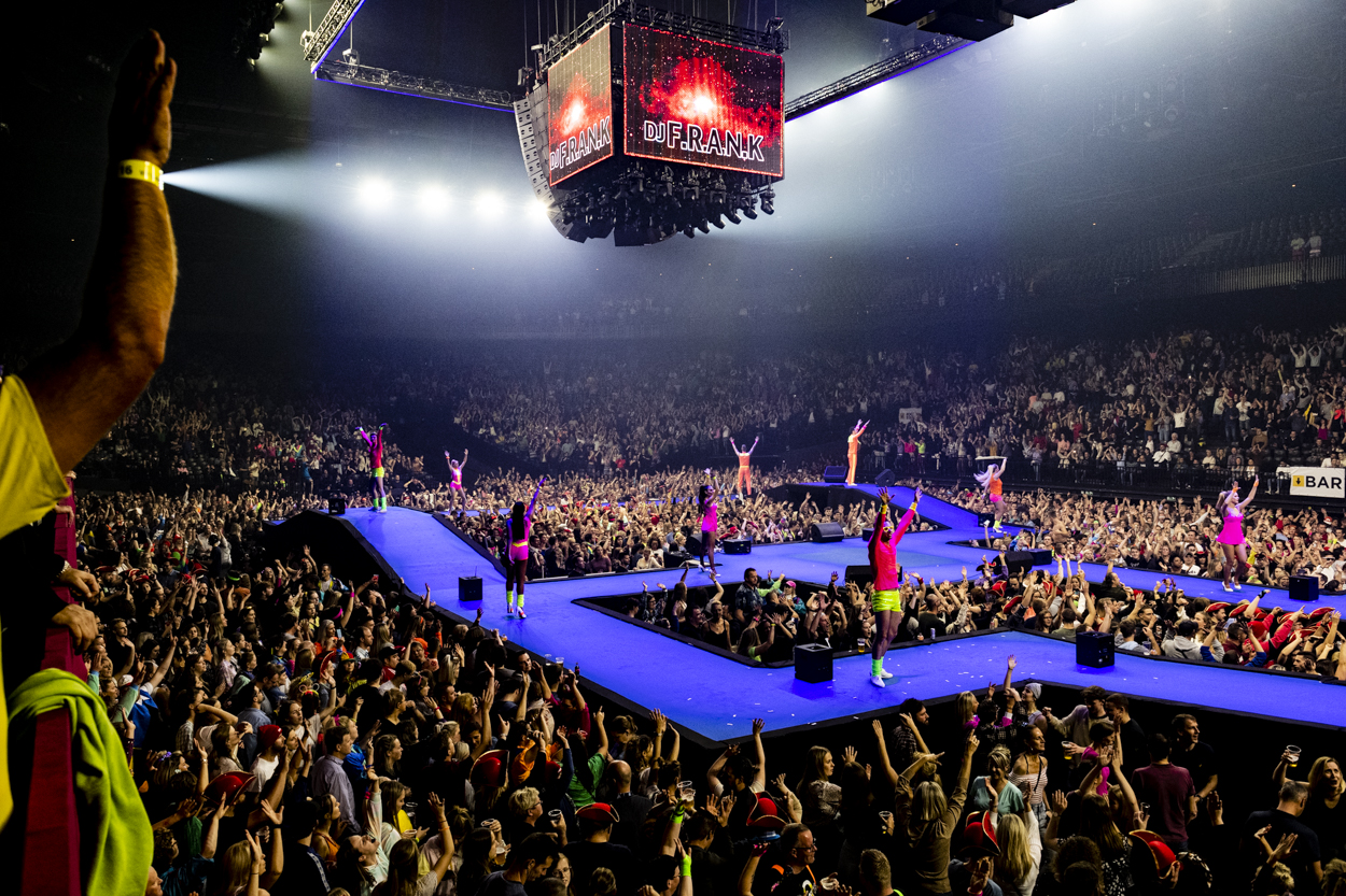MNM Back To The 90s & Nillies - Sfeer @ Sportpaleis, picture 2, photographed by Sandra Van Watermeulen - FrontView Magazine
