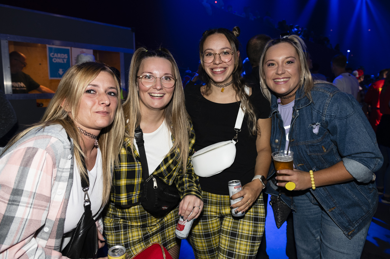 MNM Back To The 90s & Nillies - Sfeer @ Sportpaleis, picture 6, photographed by Sandra Van Watermeulen - FrontView Magazine
