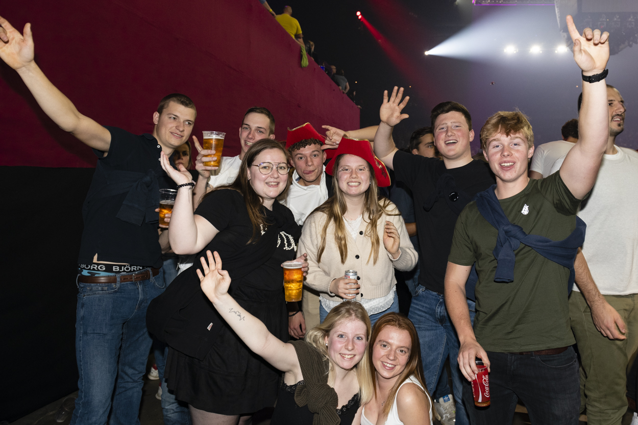 MNM Back To The 90s & Nillies - Sfeer @ Sportpaleis, picture 7, photographed by Sandra Van Watermeulen - FrontView Magazine