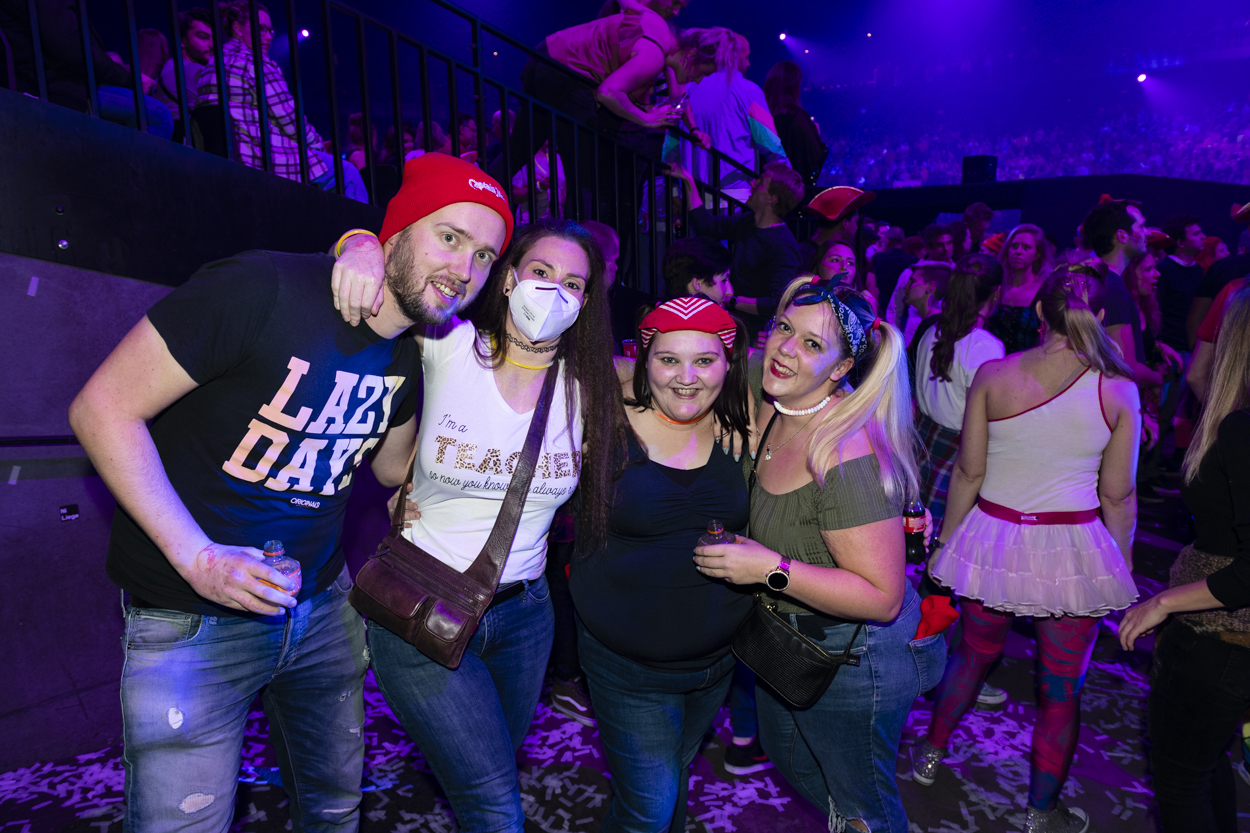 MNM Back To The 90s & Nillies - Sfeer @ Sportpaleis, picture 9, photographed by Sandra Van Watermeulen - FrontView Magazine