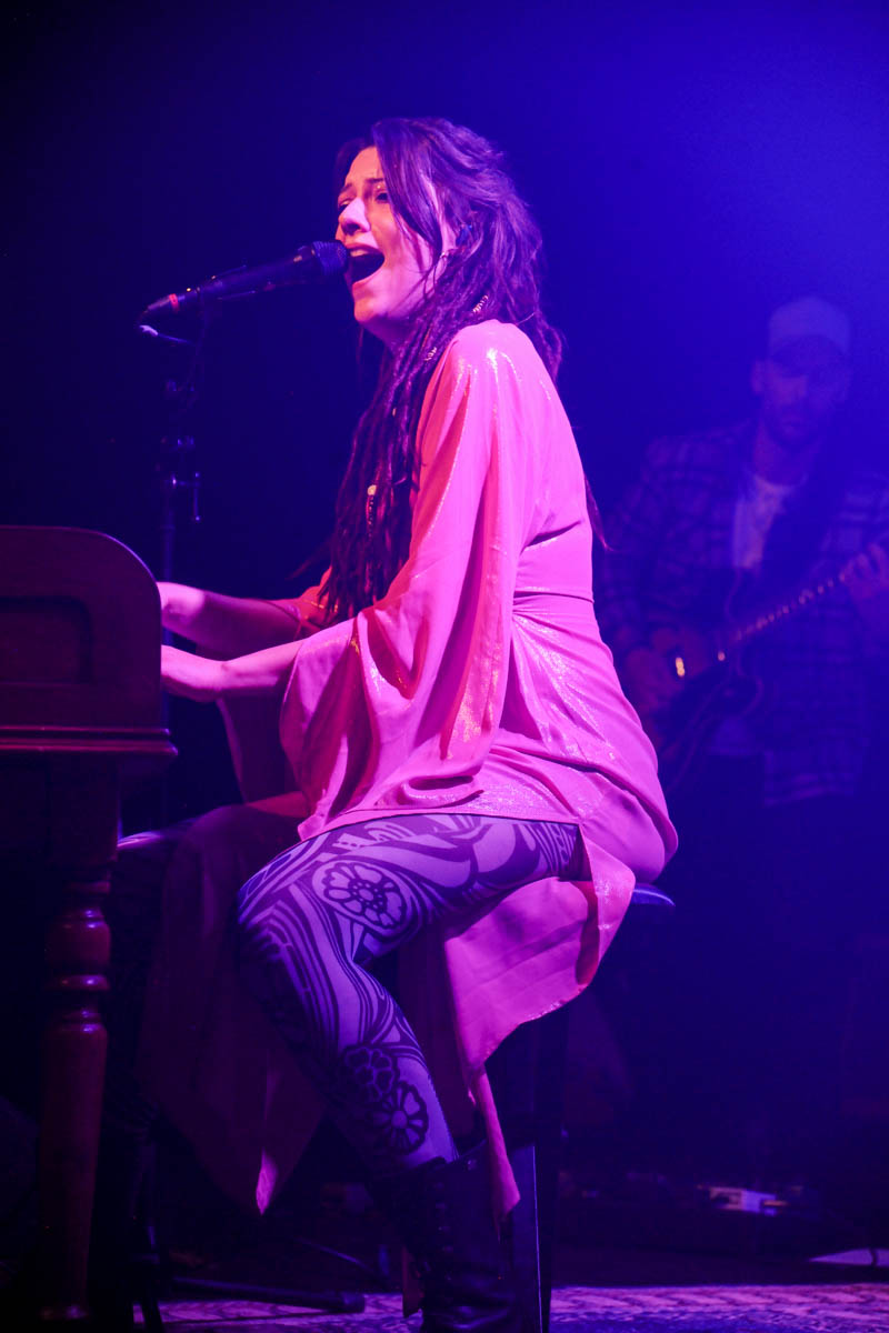 Camilla Blue @ Effenaar, picture 5, photographed by Peter Minnebo - FrontView Magazine