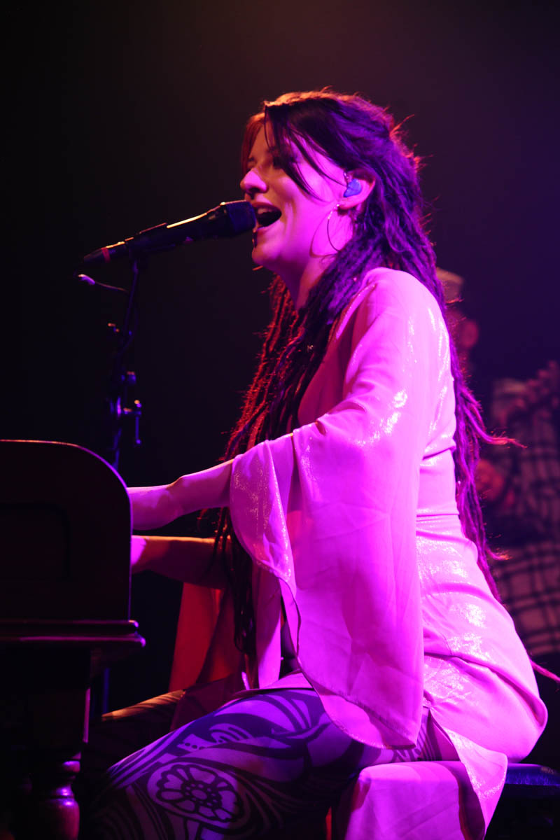Camilla Blue @ Effenaar, picture 6, photographed by Peter Minnebo - FrontView Magazine