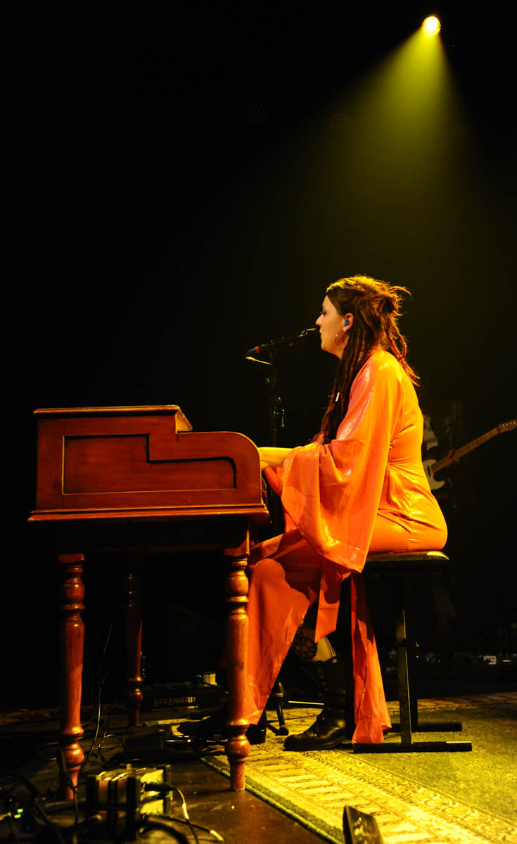 Camilla Blue @ Effenaar, picture 9, photographed by Peter Minnebo - FrontView Magazine