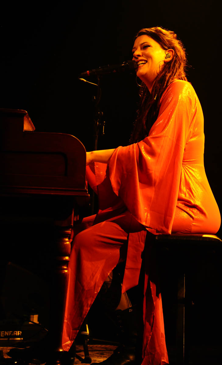 Camilla Blue @ Effenaar, picture 10, photographed by Peter Minnebo - FrontView Magazine