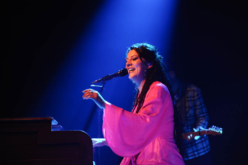 Camilla Blue @ Effenaar, picture 12, photographed by Peter Minnebo - FrontView Magazine