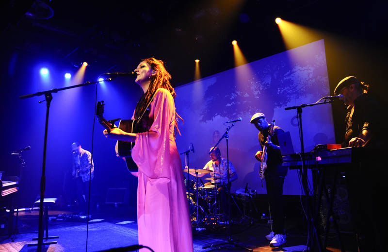 Camilla Blue @ Effenaar, picture 13, photographed by Peter Minnebo - FrontView Magazine