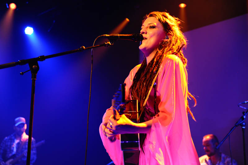 Camilla Blue @ Effenaar, picture 18, photographed by Peter Minnebo - FrontView Magazine
