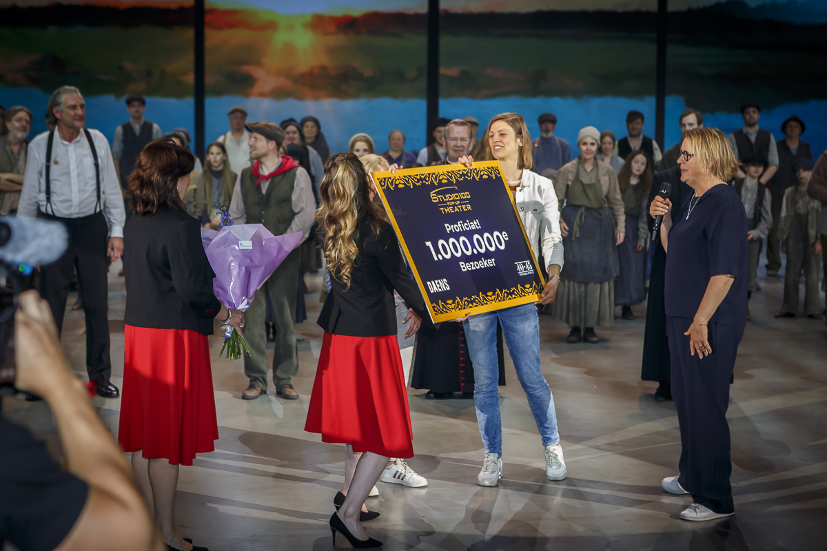 1 miljoenste bezoeker voor de succesmusical Daens @ Studio 100 Pop-Up Theater, picture 18, photographed by Alex Wyckmans - FrontView Magazine