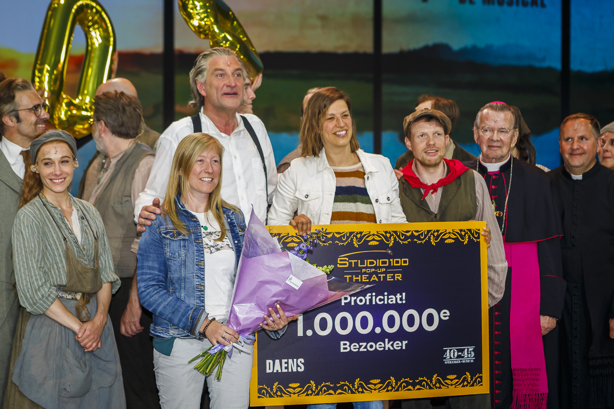 1 miljoenste bezoeker voor de succesmusical Daens @ Studio 100 Pop-Up Theater, picture 20, photographed by Alex Wyckmans - FrontView Magazine