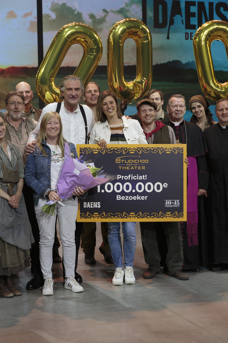 1 miljoenste bezoeker voor de succesmusical Daens @ Studio 100 Pop-Up Theater, picture 26, photographed by Alex Wyckmans - FrontView Magazine