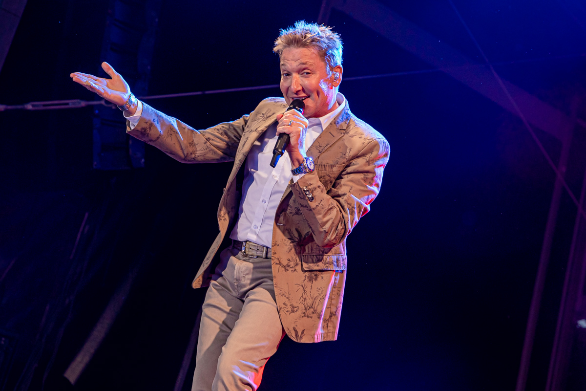 Bart Kaëll @ Grenspop Hoogstraten, picture 1, photographed by Dimitri Vanlommel - FrontView Magazine