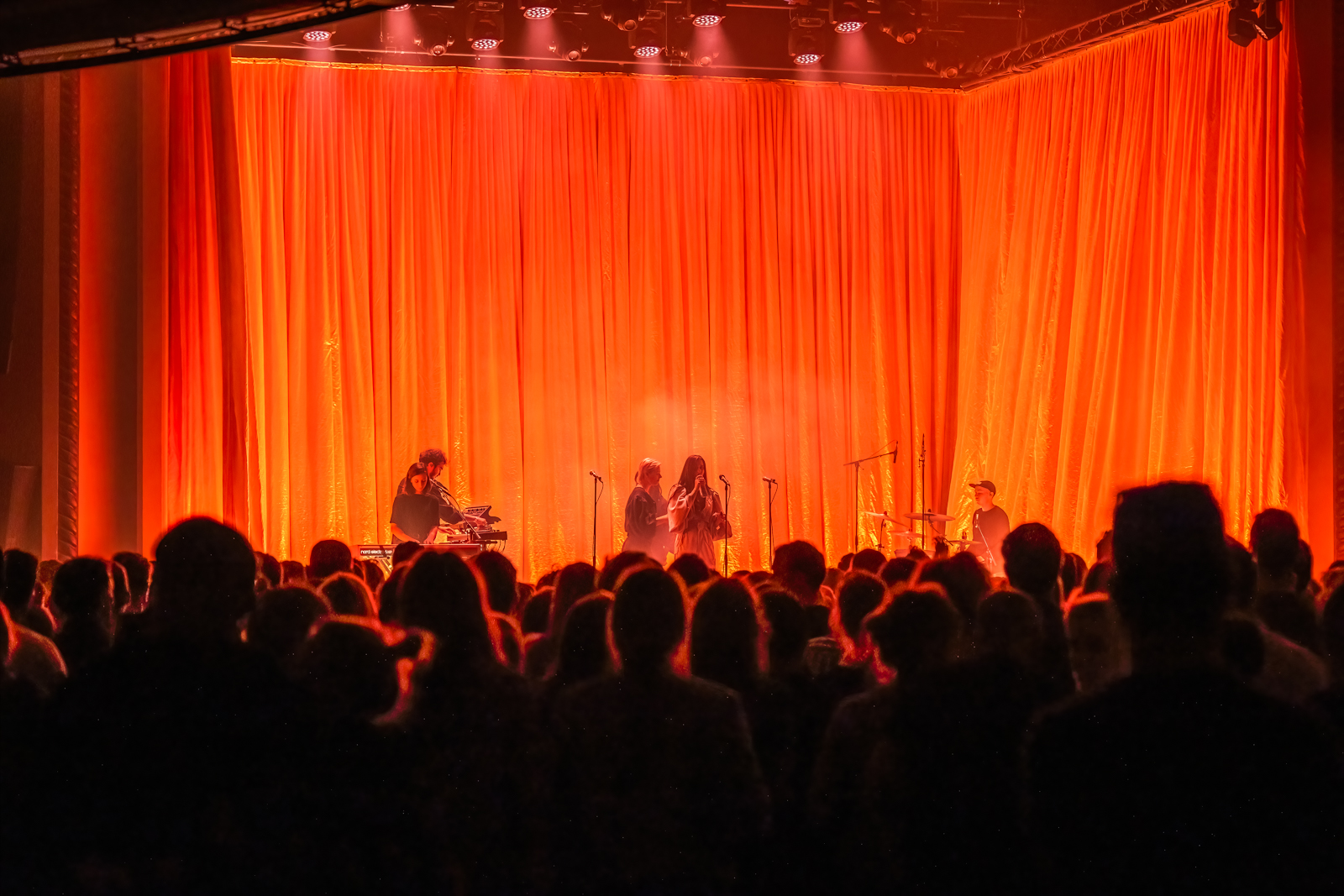 Eefje De Visser (Pitou as support act) Live @ De Roma, picture 12, photographed by Paul Jongeneelen - FrontView Magazine