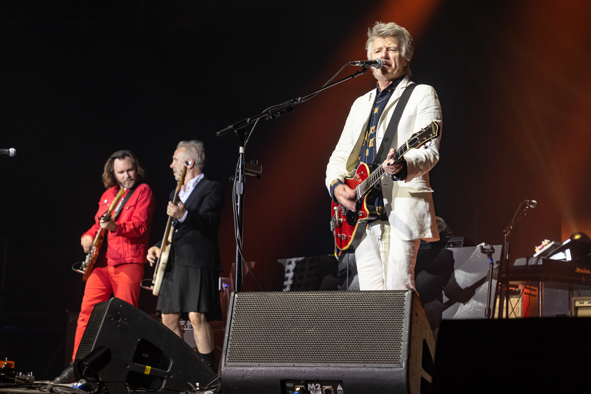 Crowded House @ Lotto Arena, picture 2, photographed by dirk janssens - FrontView Magazine