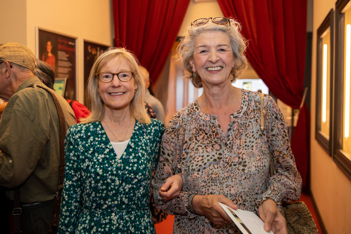 Première Oost West, Thuis Best @ Fakkeltheater - Rode Zaal, foto 5, foto's door Goele Bormans - FrontView Magazine