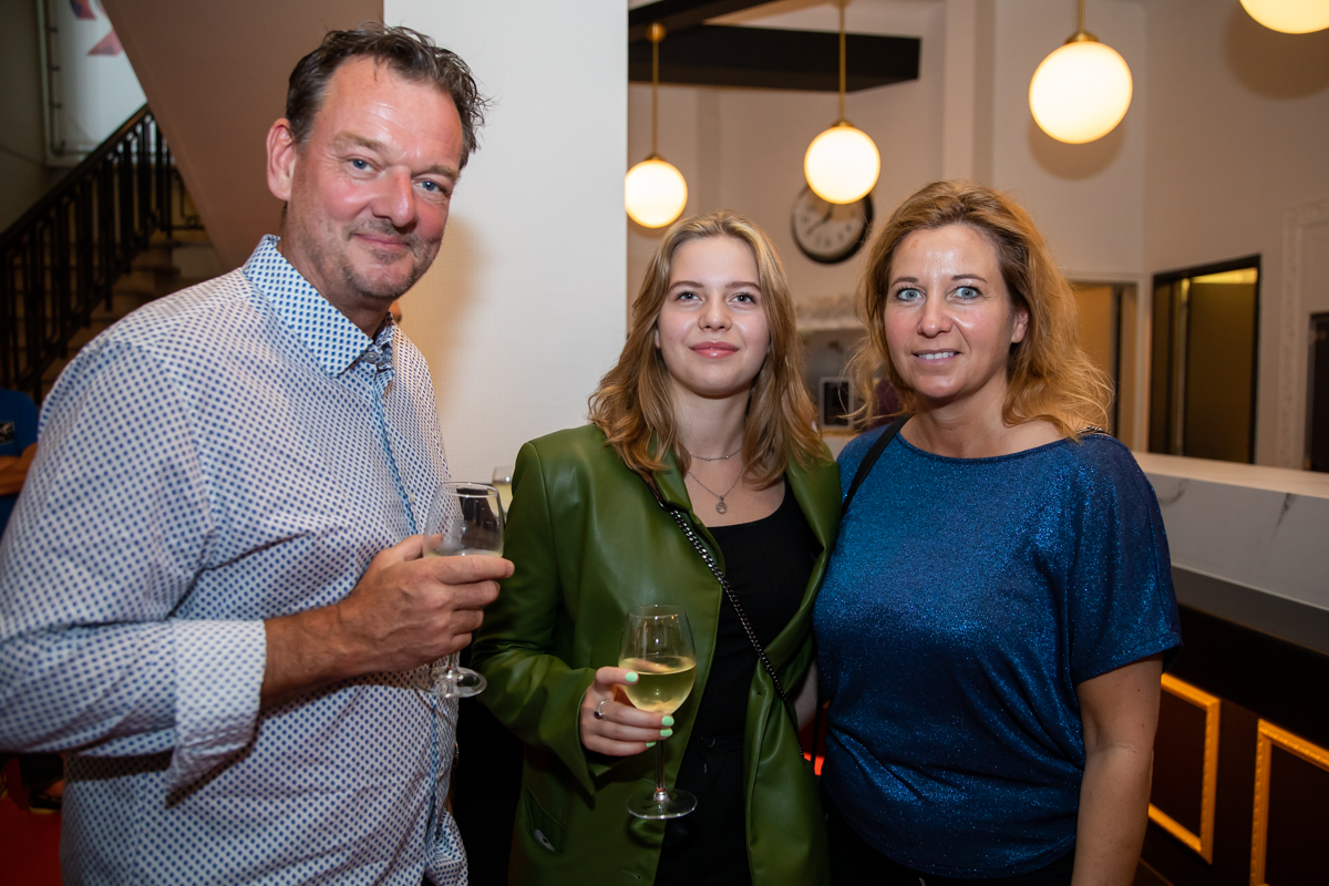 Première Oost West, Thuis Best @ Fakkeltheater - Rode Zaal, foto 27, foto's door Goele Bormans - FrontView Magazine