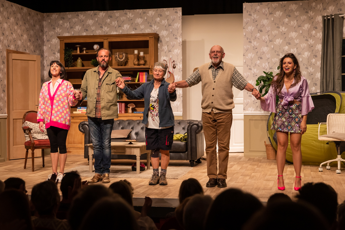Première Oost West, Thuis Best @ Fakkeltheater - Rode Zaal, foto 32, foto's door Goele Bormans - FrontView Magazine