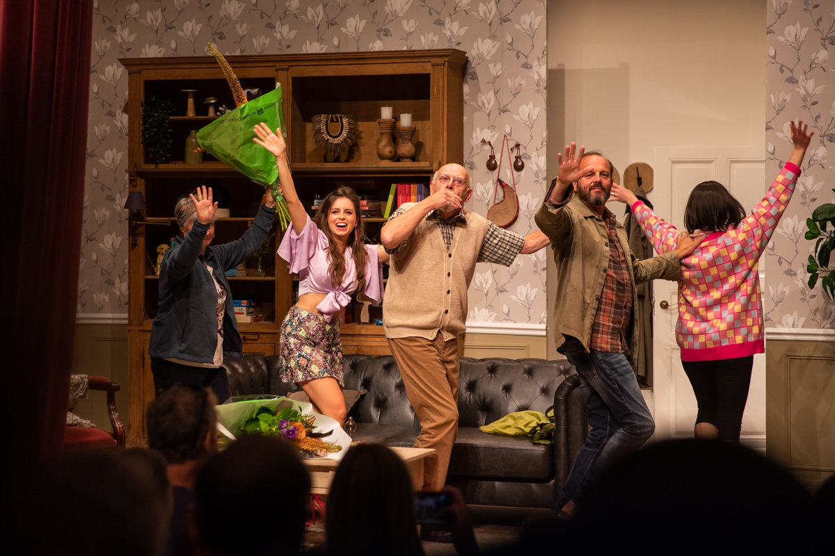 Première Oost West, Thuis Best @ Fakkeltheater - Rode Zaal, foto 39, foto's door Goele Bormans - FrontView Magazine