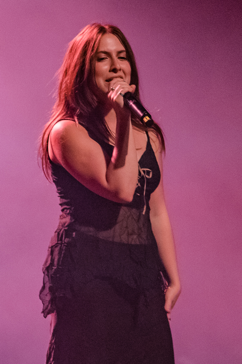 Lila Drew @ Ancienne Belgique, picture 1, photographed by Jürgen Bruynooghe - FrontView Magazine