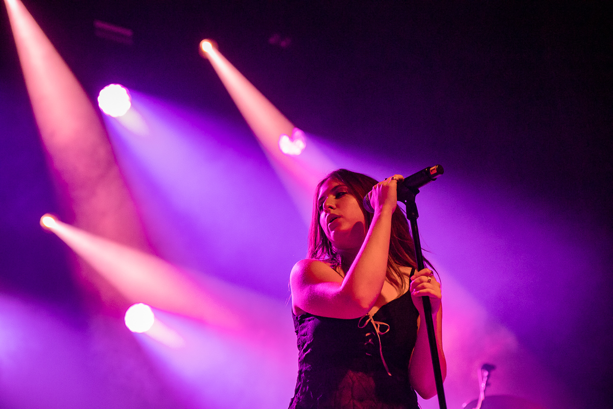 Lila Drew @ Ancienne Belgique, picture 6, photographed by Jürgen Bruynooghe - FrontView Magazine