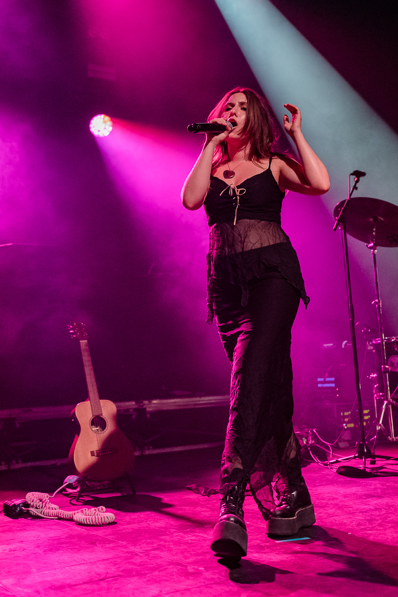 Lila Drew @ Ancienne Belgique, picture 20, photographed by Jürgen Bruynooghe - FrontView Magazine