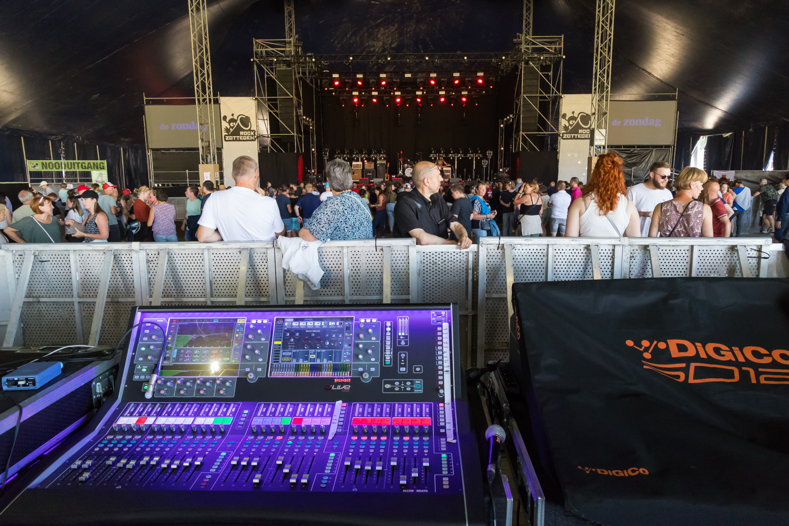 De Kreuners & Clouseau @ Rock Zottegem 2022, picture 4, photographed by Paul Jongeneelen - FrontView Magazine