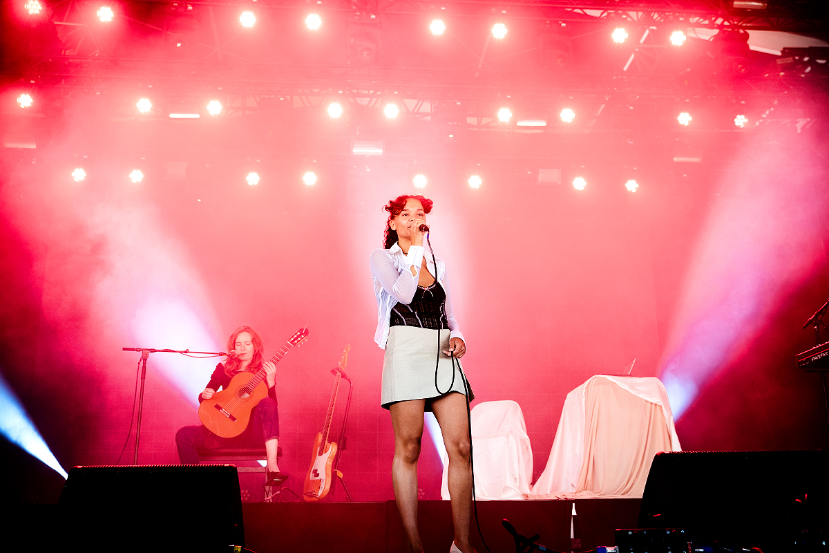 Erika De Casier @ Dour Festival 2022, picture 5, photographed by Magali Decamps - FrontView Magazine