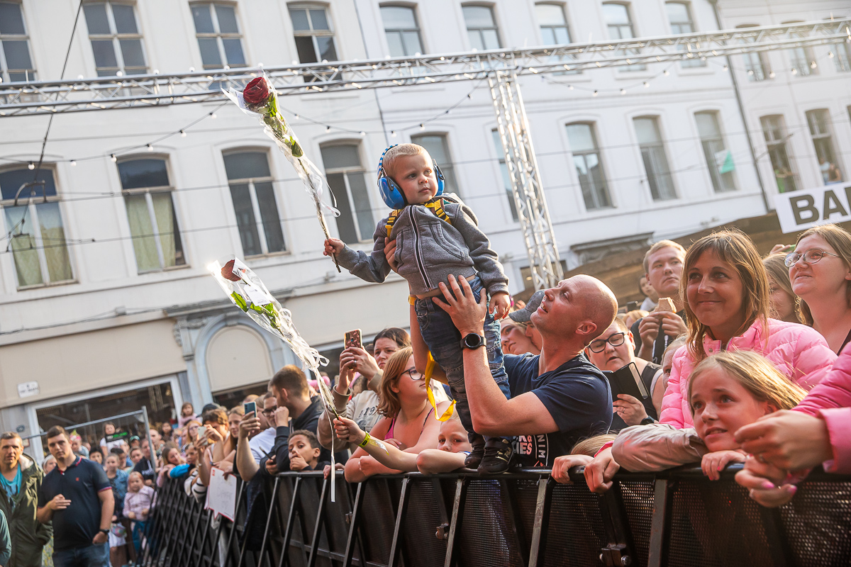 Camille @ Sint-Baafsplein - Gentse Feesten, picture 3, photographed by Dimitri Vanlommel - FrontView Magazine