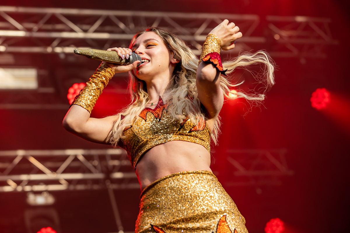 Camille @ Sint-Baafsplein - Gentse Feesten, picture 5, photographed by Dimitri Vanlommel - FrontView Magazine