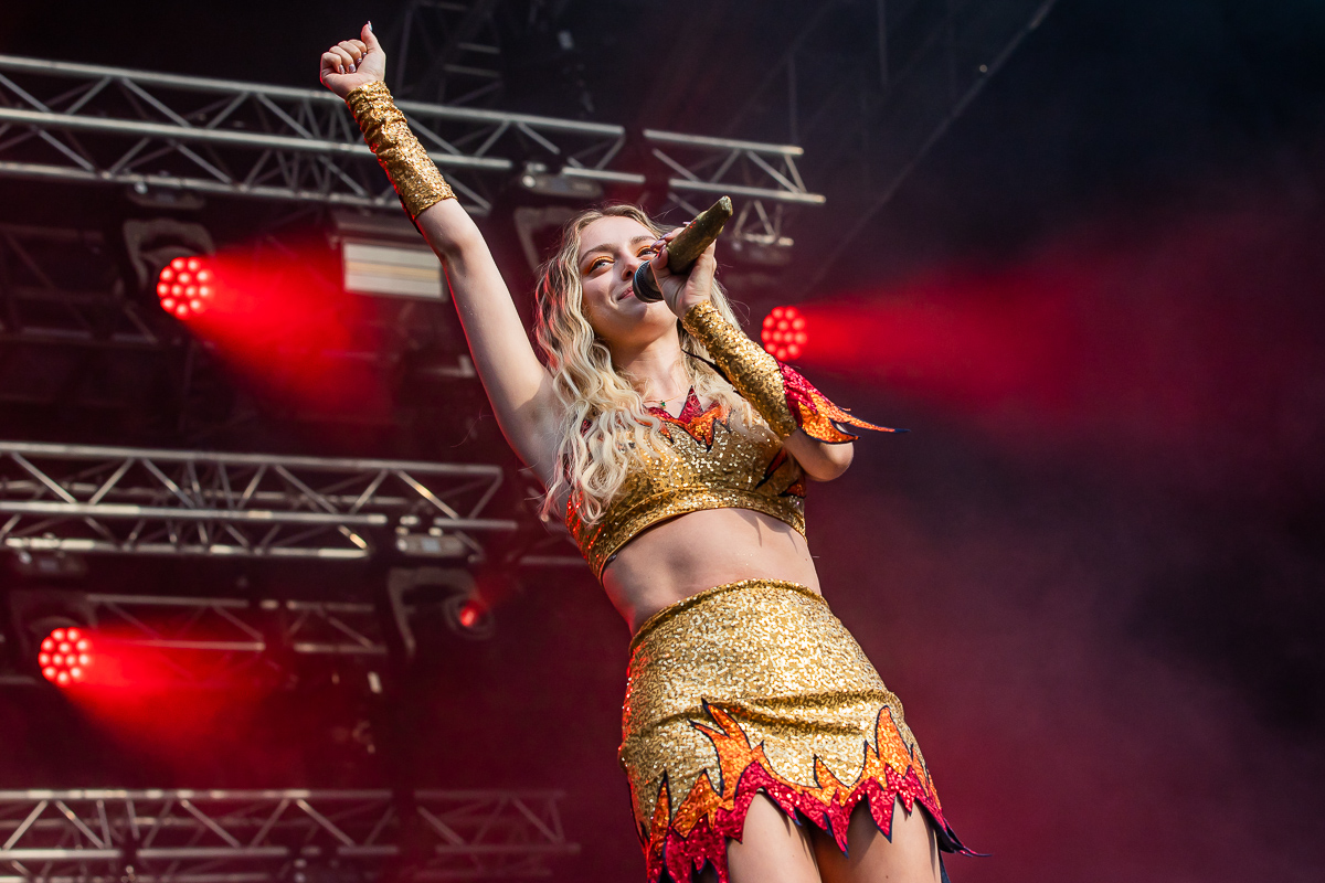 Camille @ Sint-Baafsplein - Gentse Feesten, picture 6, photographed by Dimitri Vanlommel - FrontView Magazine