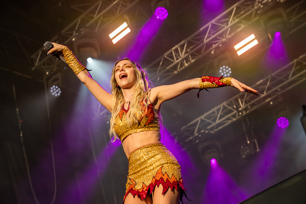Camille @ Sint-Baafsplein - Gentse Feesten, picture 16, photographed by Dimitri Vanlommel - FrontView Magazine