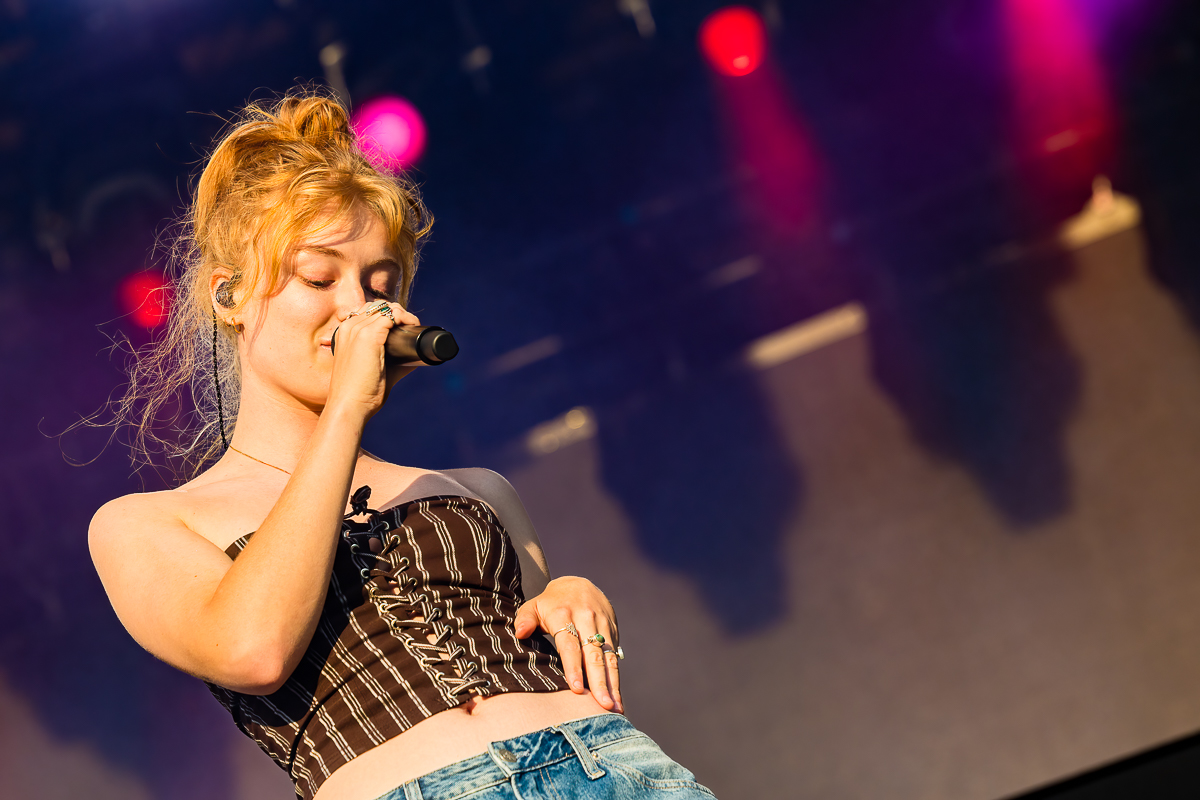 Froukje @ Lokerse Feesten, picture 6, photographed by Dorien Goetschalckx - FrontView Magazine